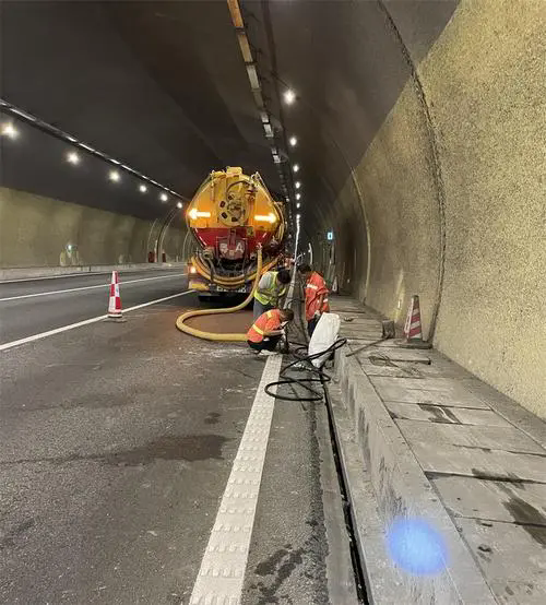 宁蒗隧道排水渠清淤